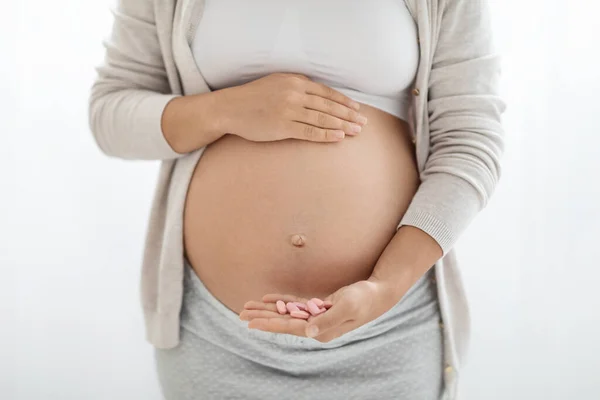 Cortado Mulher Grávida Segurando Medicamentos Sobre Fundo Branco Esperando Senhora — Fotografia de Stock