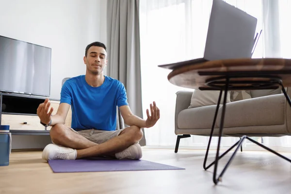 Yoga Doméstico Homem Árabe Meditando Frente Laptop Casa Sentado Com — Fotografia de Stock