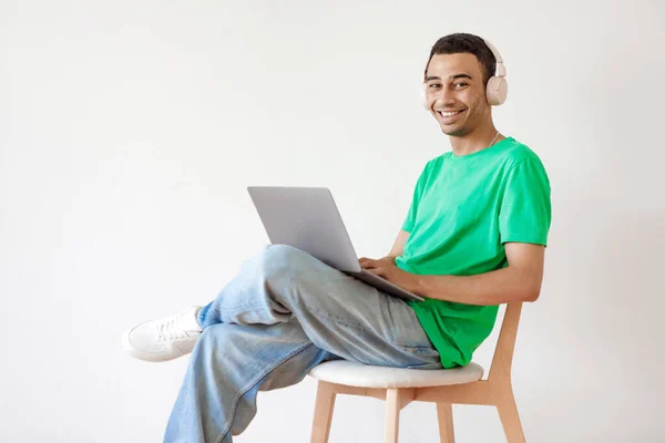Портрет Счастливого Араба Наушниках Помощью Ноутбука Сидящего Стуле Улыбающегося Камеру — стоковое фото