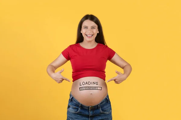 Wanita Hamil Ceria Menunjuk Pada Memuat Mark Belly Happy Smiling — Stok Foto
