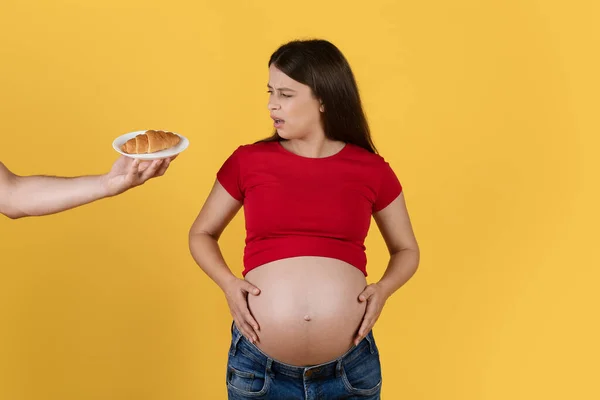Ruční Nabízení Talíř Croissant Matoucí Těhotné Ženy Pochybné Očekávání Žena — Stock fotografie