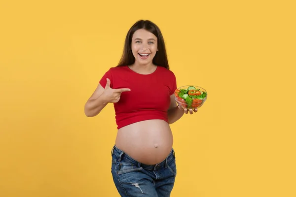 Konsep Nutrisi Sehat Joyful Pregnant Lady Pointing Bowl Fresh Salad — Stok Foto