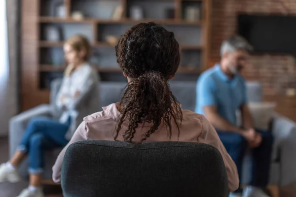 Jovem Médico Afro Americano Consulta Casal Adulto Europeu Ignorando Uns — Fotografia de Stock