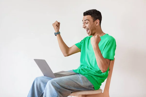 Сверхрадостный Араб Сидит Стуле Ноутбуком Поднимает Руки Вверх Счастливый Парень — стоковое фото