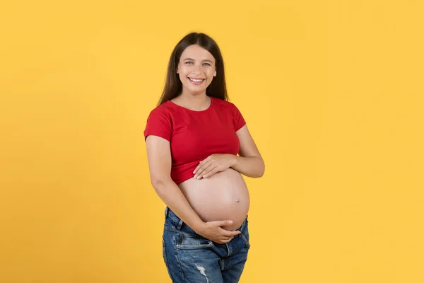Beautiful Young Woman Embracing Her Big Pregnant Belly Smiling Camera — Stok Foto