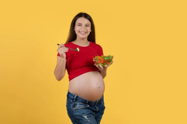 Smiling Young Pregnant Female Holding Bowl Fresh Vegetable Salad While — Stok Foto