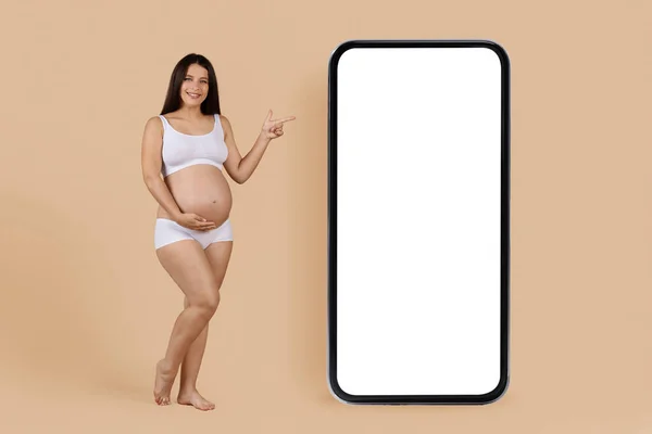 Schwangerschaft App Schwangere Lächelnde Frau Unterwäsche Zeigt Auf Großes Leeres — Stockfoto