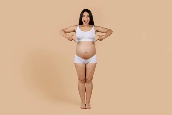 Konsep Persalinan Wanita Hamil Ceria Dalam Mengenakan Celana Dalam Menunjuk — Stok Foto
