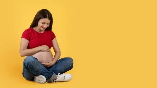 Konsep Persalinan Portrait Smiling Young Pregnant Woman Sitting Lotus Pose — Stok Foto