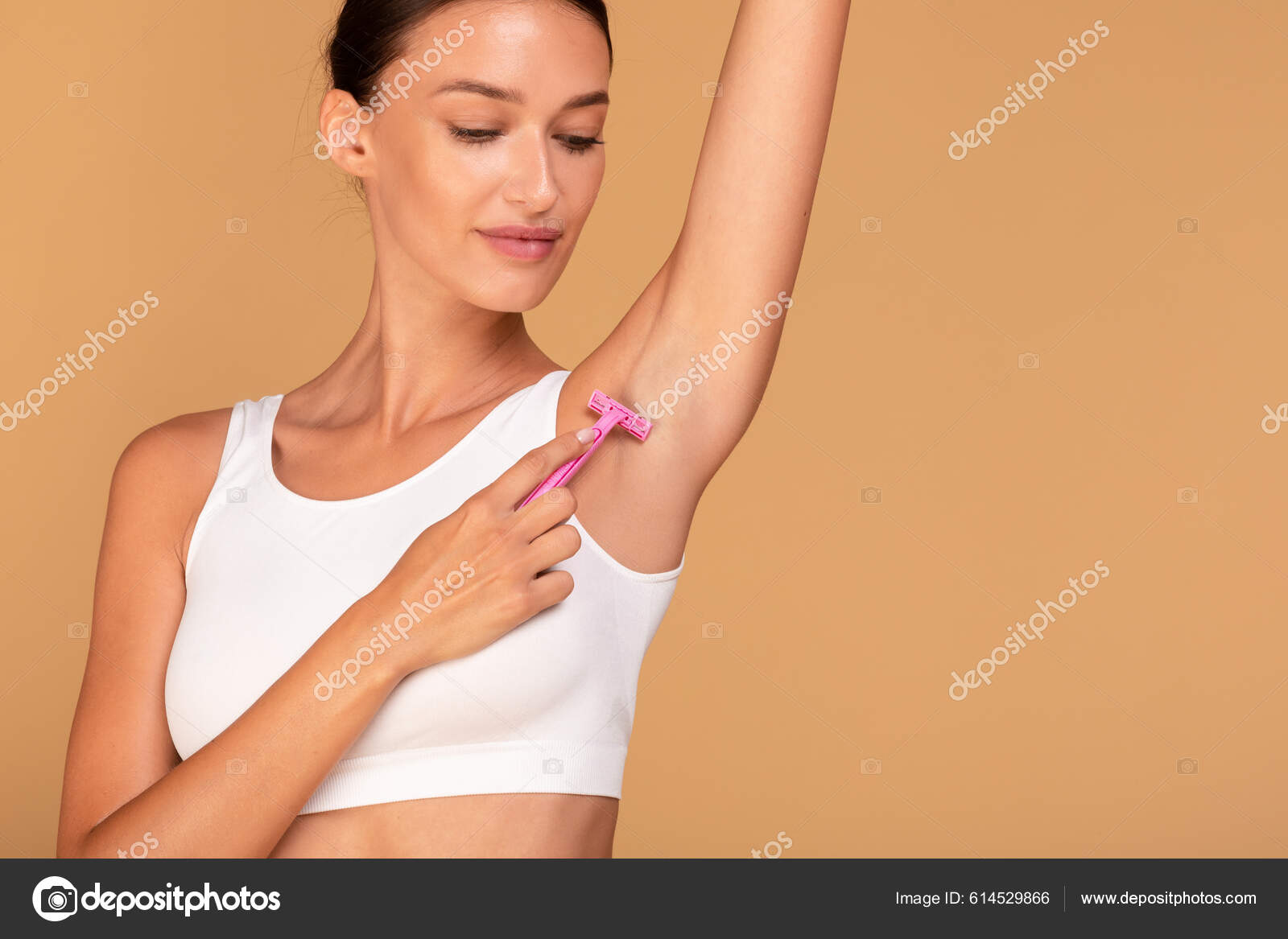 achselhaare Positive Junge Frau Rasiert Achseln Entfernt Achselhaare Mit  Sicherheitsrasierer Trägt – Stockfoto © Milkos #614529866