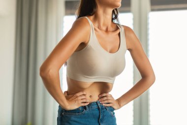 Fitness antrenmanı. Tanınmayan bir kadın karın boşluğu egzersizi yapıyor. Karın kaslarını çalıştırıyor. Evde dikiliyor, spor giyiniyor. Spor Eğitim Konsepti. Kırpılmış Vuruş