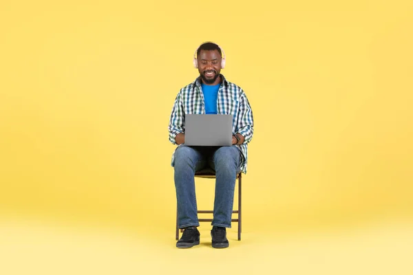 2012 Cheunting Black Guy Using Laptop Wearing Earphone Working Online — 스톡 사진