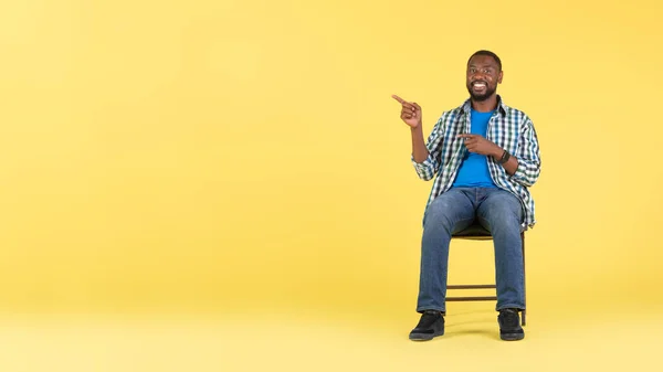 Feliz Chico Afroamericano Señalando Los Dedos Aparte Del Espacio Vacío —  Fotos de Stock