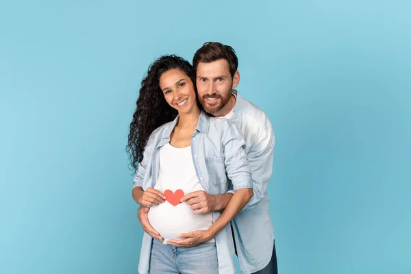 Feliz Hombre Caucásico Milenario Con Barba Abrazando Mujer Árabe Embarazada — Foto de Stock