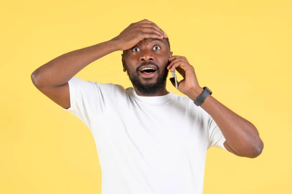 Geschokte Afro Amerikaanse Man Praten Mobiele Telefoon Met Problemen Met — Stockfoto