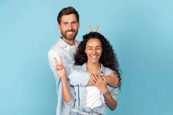 Alegre Joven Caucásico Hombre Con Barba Mujer Árabe Casual Divertirse — Foto de Stock