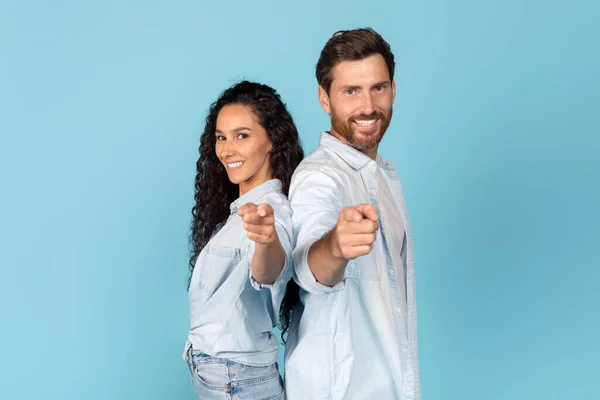 Sonriente Macho Caucásico Milenario Con Barba Hembra Del Medio Oriente — Foto de Stock