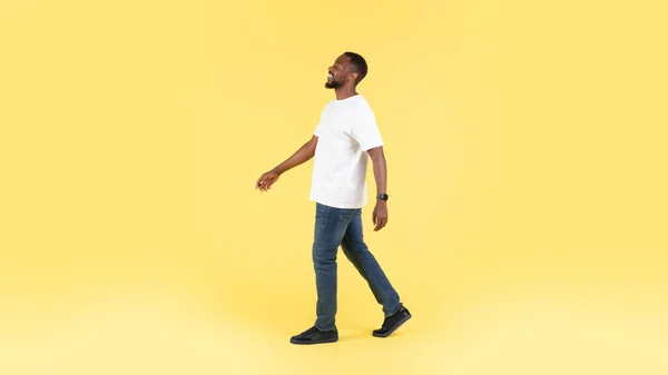 2016 Carefree African American Man Walking Smiling Looking Aside Posing — 스톡 사진
