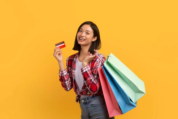 Conceito Cashback Feliz Senhora Asiática Posando Com Cartão Crédito Sacos — Fotografia de Stock
