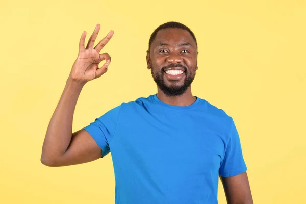 Happy Black Male Gesturing Okay Sign Aprovação Posando Sobre Fundo — Fotografia de Stock