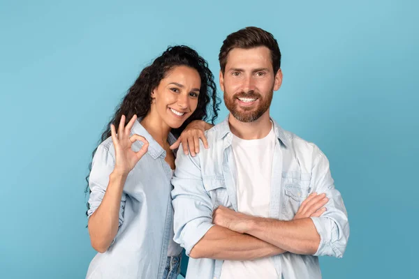 Lachend Zelfverzekerde Jonge Arabische Dame Blanke Man Met Baard Kijkend — Stockfoto