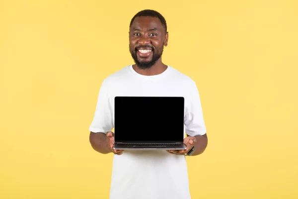 Happy African American Guy Mostrando Laptop Com Tela Branco Publicidade — Fotografia de Stock
