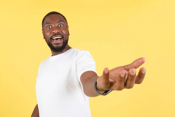 Amazed African American Male Stretching Arm Camera Zeigt Etwas Werbung — Stockfoto