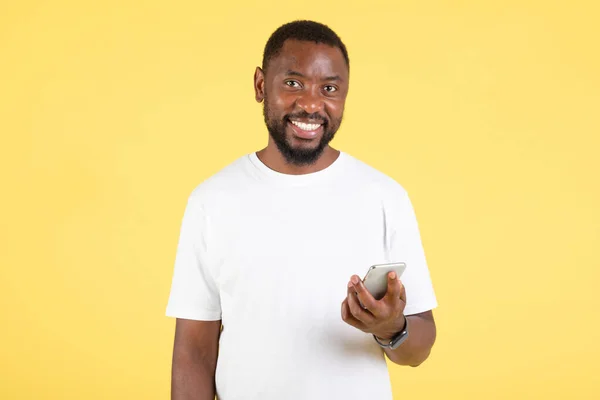 Веселий Афроамериканський Хлопець Використовує Мобільний Телефонний Язок Онлайн Посміхається Камеру — стокове фото