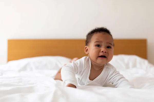 Retrato Lindo Llorando Pequeño Bebé Negro Acostado Cama Dormitorio Casa —  Fotos de Stock