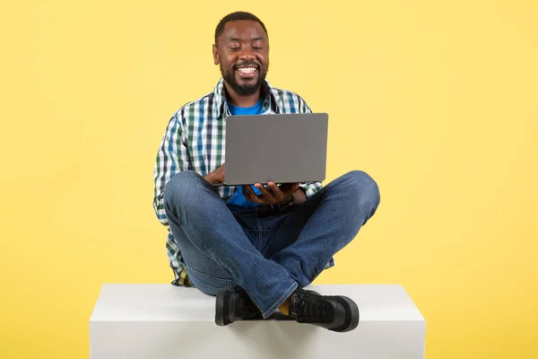 Szczęśliwy Afroamerykanin Korzystanie Laptop Computer Websurfing Praca Nauka Online Siedzi — Zdjęcie stockowe
