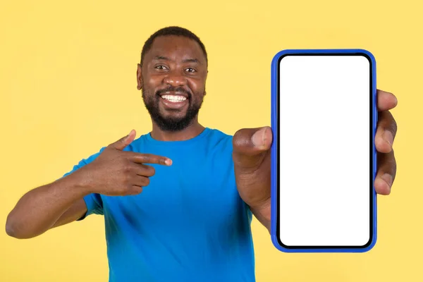 Hombre Afroamericano Feliz Mostrando Teléfono Grande Con Pantalla Blanco Señalando —  Fotos de Stock