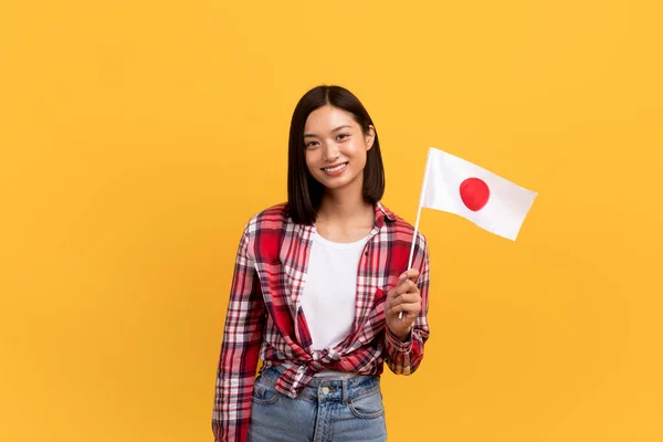 Dil Eğitimi Değişim Öğrencisi Pozitif Asyalı Kadın Elinde Japan Bayrağı — Stok fotoğraf