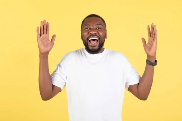 Eccitato Nero Millennial Man Gridando Nella Gioia Alzando Braccia Che — Foto Stock