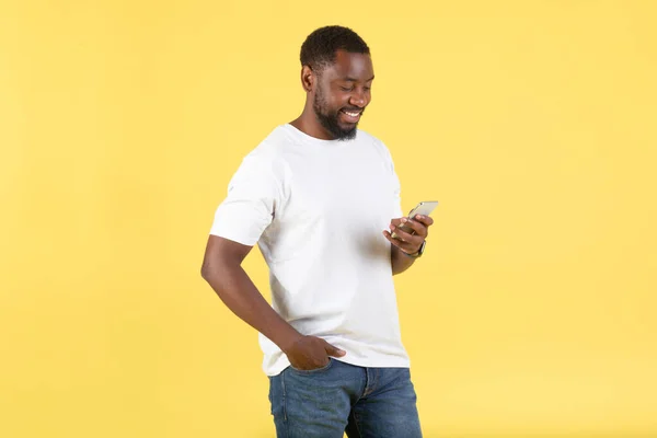 Afro Amerikaanse Millennial Guy Met Behulp Van Smartphone Surfen Internet — Stockfoto