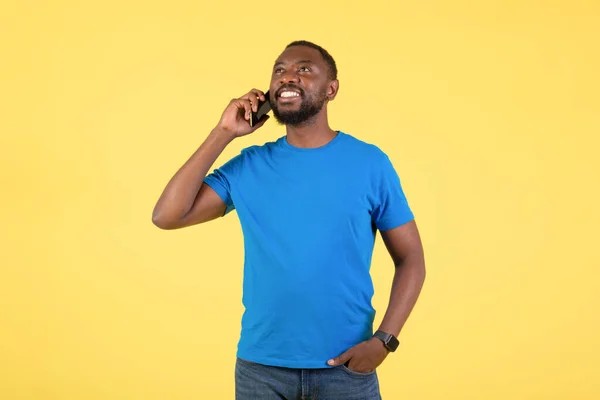 2012 Cheunting Black Man Talking Cellphone Standing Studio Yellow Background — 스톡 사진