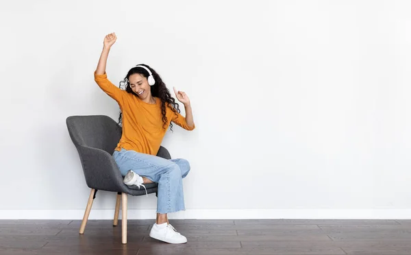 Joven Morena Alegre Mujer Pelo Largo Ropa Casual Sentada Sillón — Foto de Stock