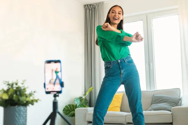 Glad Lady Blogger Dancing Göra Video Mobilen Kul Posing Hemma — Stockfoto