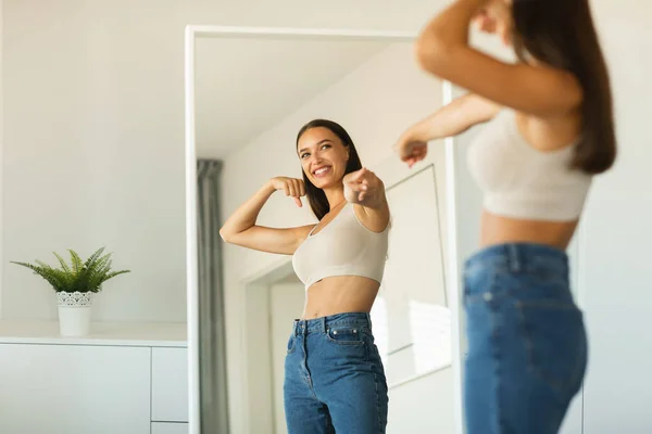 Lady Alegre Apontando Para Sua Reflexão Espelho Posando Após Perda — Fotografia de Stock