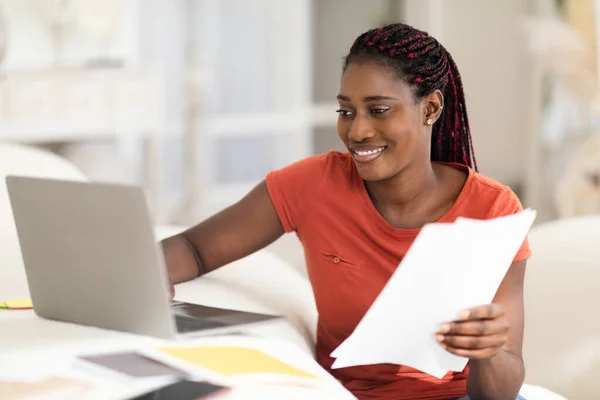 Nero Freelancer Signora Lavoro Con Documenti Mentre Seduto Scrivania Con — Foto Stock