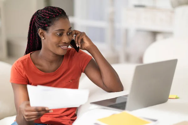 Lady Freelancer Negra Hablando Por Celular Trabajando Con Documentos Casa — Foto de Stock