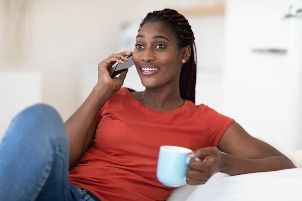 Schöne Schwarze Frau Die Auf Dem Handy Spricht Und Hause — Stockfoto