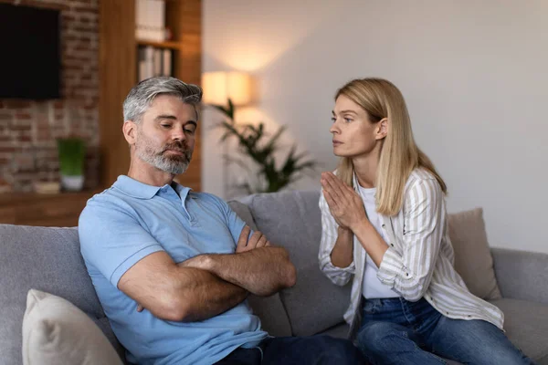 Sad Middle Aged European Woman Asks Man Forgiveness Quarrel Living — Stock Photo, Image