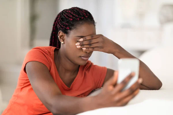 Mensagem Mulher Negra Perturbada Segurando Smartphone Cobrindo Olhos Com Mão — Fotografia de Stock