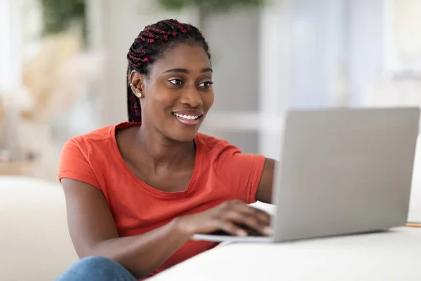 Beautiful Young Black Woman Using Laptop While Sitting Desk Home — Stock Photo, Image