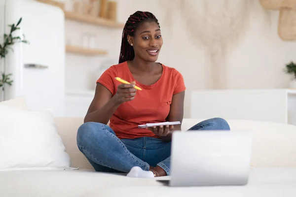 Mulher Jovem Negra Assistindo Webinar Laptop Casa Tomar Notas Millennial — Fotografia de Stock