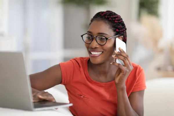 Telecommutazione Concetto Sorridente Femmina Nera Che Utilizza Computer Portatile Parla — Foto Stock