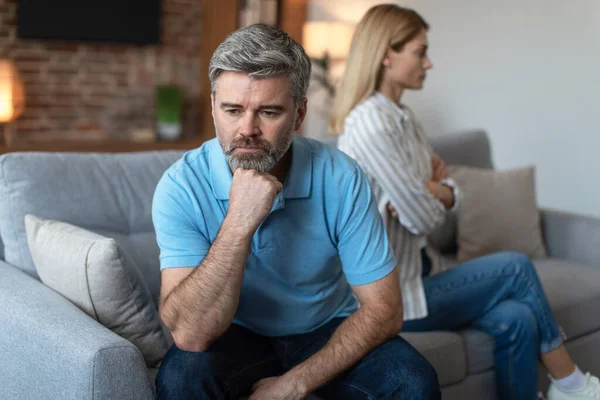 Unzufriedener Mann Mittleren Alters Ignoriert Beleidigte Dame Nach Streit Wohnzimmer — Stockfoto