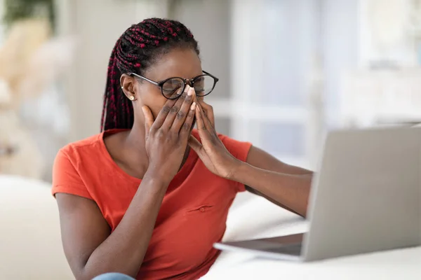 Black Young Freelancer Lady Lijden Ogen Stam Tijdens Het Werken — Stockfoto