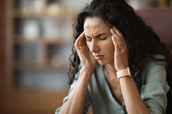 Burnout Overwerkt Concept Overstuur Jonge Krullende Vrouw Die Last Heeft — Stockfoto