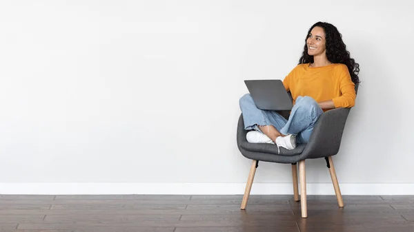 Glada Söt Ung Kvinna Frilansare Med Laptop Hemma Dam Sitter — Stockfoto